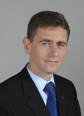 Przewodniczący Maciej Żywno absolwent Pedagogiki opiekuńczo-wychowawczej z 2000r.