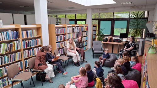 8.00- 9.30, 23.04.2025. Warsztat prowadzony w bibliotece Wydziału Nauk o Edukacji UwB kierowany do dzieci w młodszym wieku szkolnym, skoncentrowany wokół książek dotyczących praw dziecka. Prowadzenie  mgr Sylwia Romanowska wspólnie ze studentkami z koła naukowego.