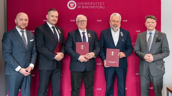 Odznaka Honorowa Wojew&oacute;dztwa Podlaskiego - Zdjęcie grupowe. Od lewej: Łukasz Prokorym, prof. Maciej Perkowski, prof. Marek Konarzewski, prof. Jerzy Nikitorowicz, prof. Mariusz Popławski