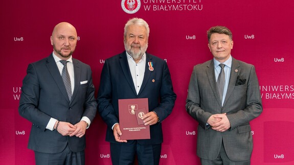 Odznaka Honorowa Wojew&oacute;dztwa Podlaskiego - Zdjęcie grupowe. Od lewej: Łukasz Prokorym, prof. Jerzy Nikitorowicz, prof. Mariusz Popławski