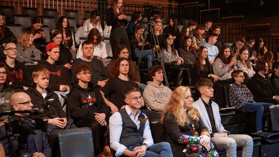 Debata o edukacji z udziałem uczniów/uczennic, nauczycieli_ek i badaczy_ek