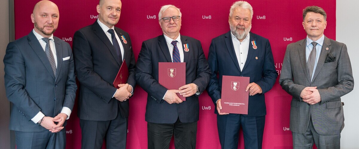Odznaka Honorowa Województwa Podlaskiego - Zdjęcie grupowe. Od lewej: Łukasz Prokorym, prof. Maciej Perkowski, prof. Marek Konarzewski, prof. Jerzy Nikitorowicz, prof. Mariusz Popławski